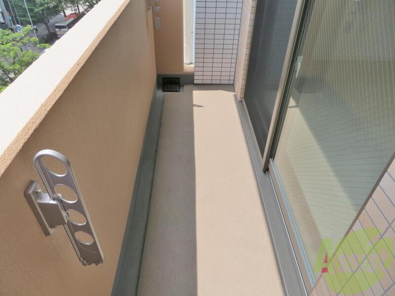 バルコニー　バルコニーは天気の良い日は洗濯物もよく乾きそうですね。