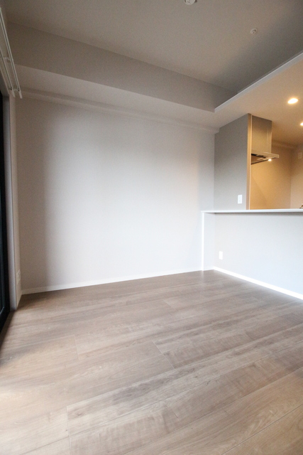 居室・リビング　１００２号室モデルルーム写真※お部屋によって色味が異なる場合