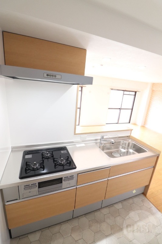 キッチン　３口コンログリル付きのシステムキッチン