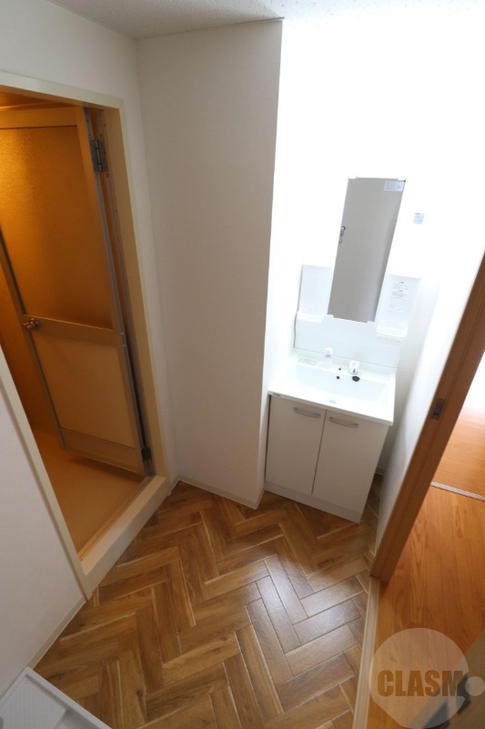 洗面設備　シャンプードレッサー付きの洗面台