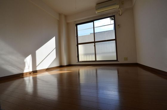 居室・リビング　※他号室の写真です。