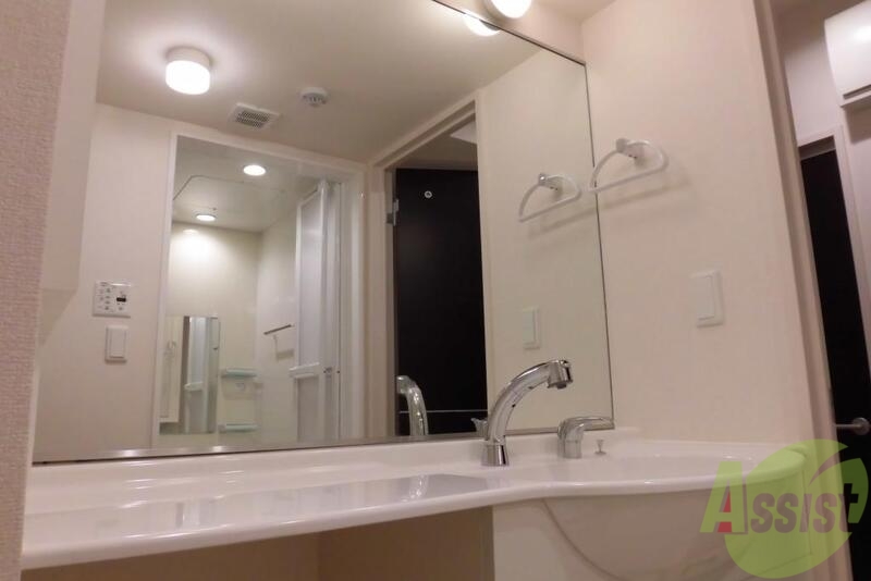 洗面設備　鏡が大きいのでメイクも困らないですね