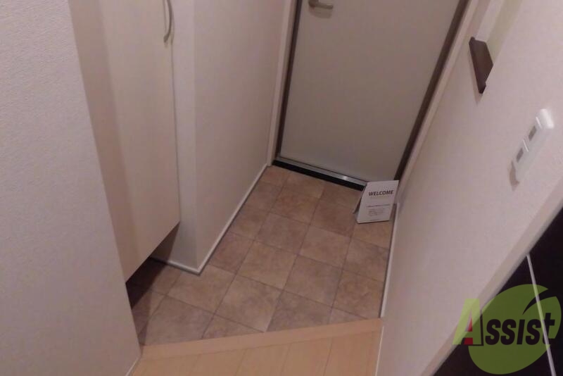 玄関　左手に見えるのがシューズボックスです