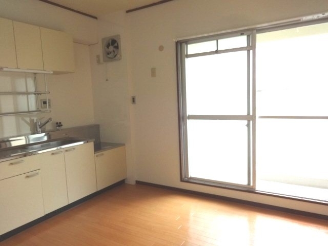 居室・リビング　窓からの光がいい感じです！