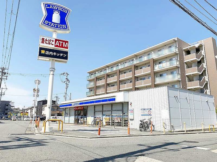 コンビニ　ローソン八尾高安駅前店（コンビニ）まで950m