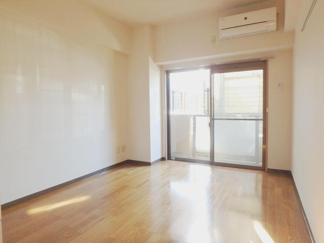 居室・リビング　明るい南西向きのお部屋です☆