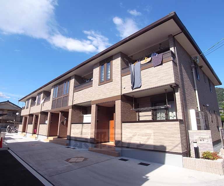 建物外観　日は充分当たっていますね。