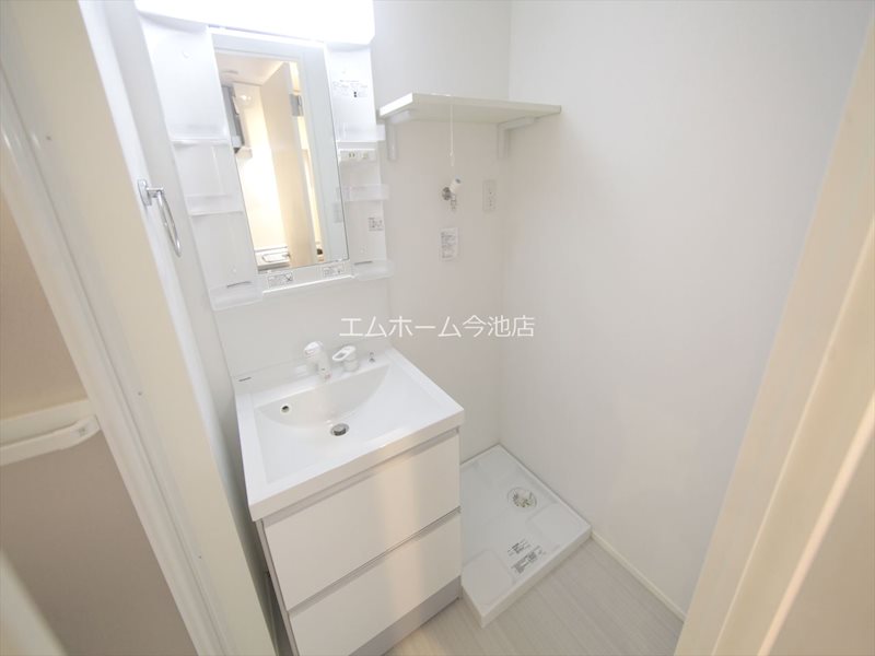 バス・シャワールーム　脱衣所　独立洗面台（シャンプードレッサー付）