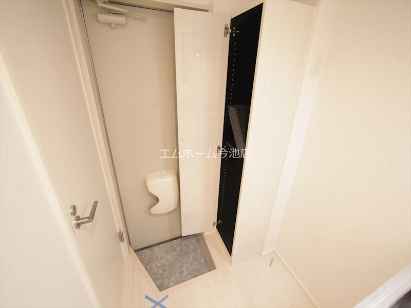 玄関　玄関　シューズボックス付（収納充実してます）