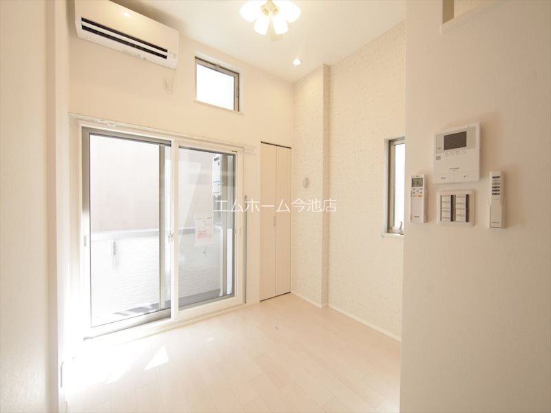 バルコニー　洋室5.2帖　エアコン付　バルコニーに面しています