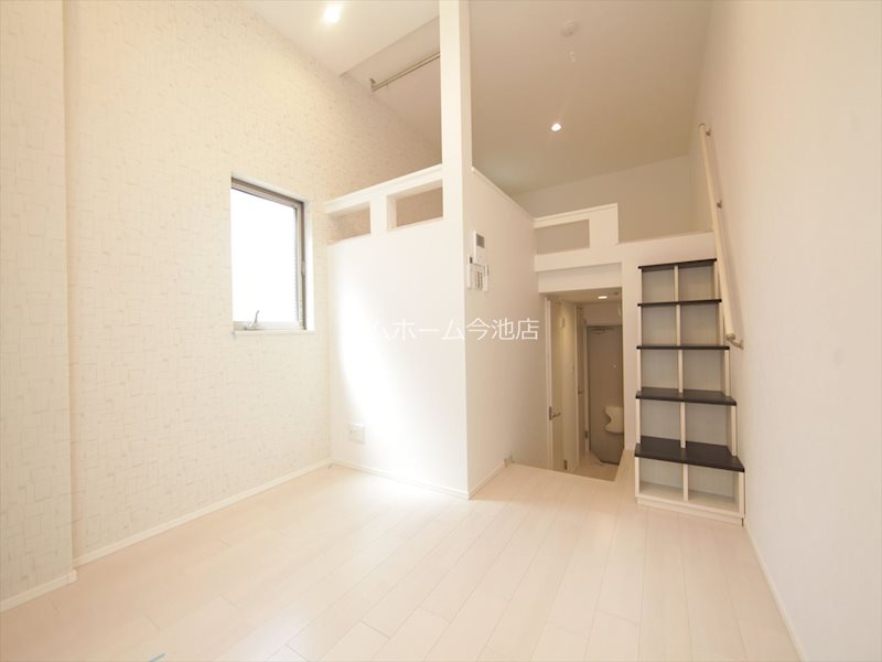 居室・リビング　洋室5.2帖　エアコン付　収納充実しています