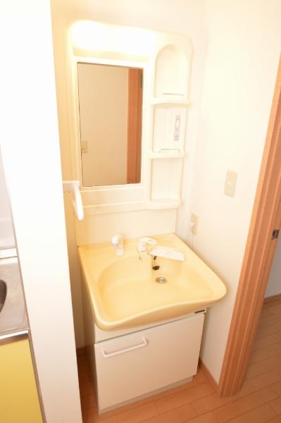 洗面設備　独立洗面台、小物を置くことができて便利です