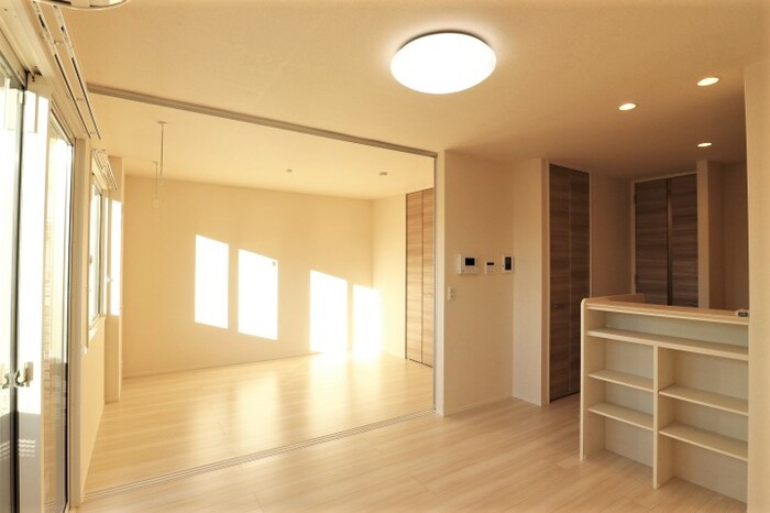 居室・リビング　リビングから洋室