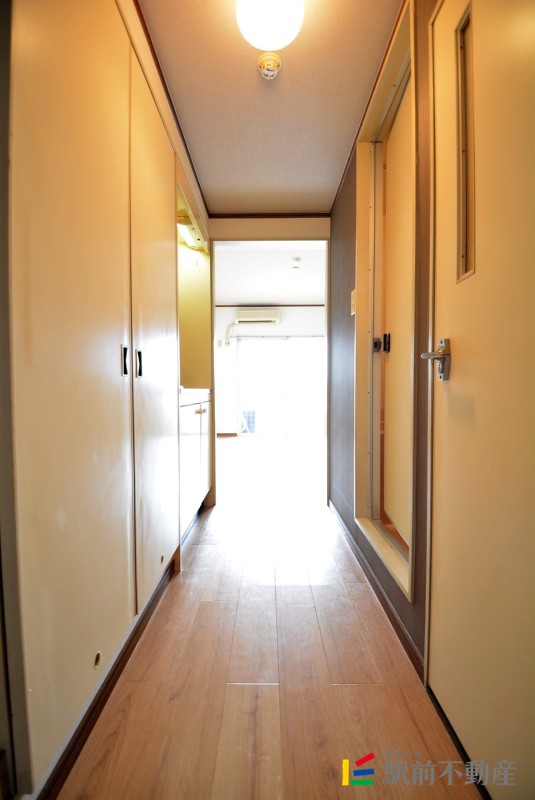 玄関　玄関からバルコニー方向