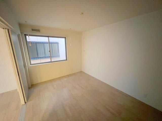 居室・リビング　落ち着いた雰囲気のこのお部屋でゆっくりお休みください。