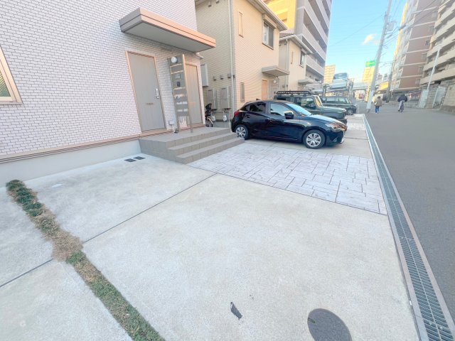 駐車場　駐車のしやすい広めの駐車場です。