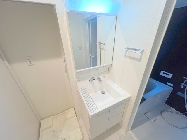 洗面設備　人気の独立洗面所にはうれしいシャンプードレッサーが付いてます