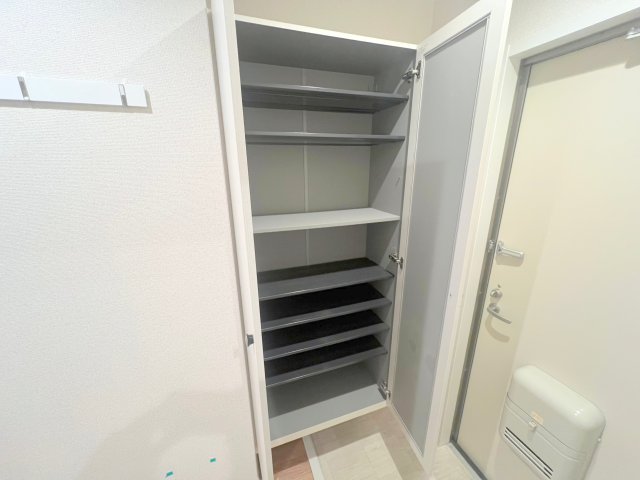 収納　大きいシューズボックスは靴がいっぱい入れれますね。