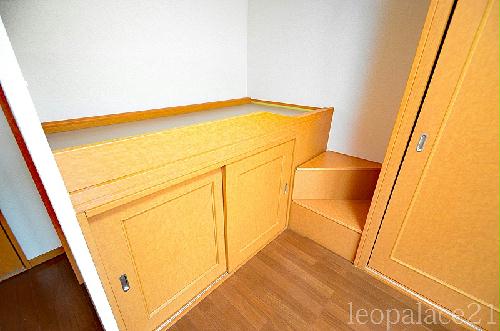 その他部屋・スペース　ベット下に収納付き