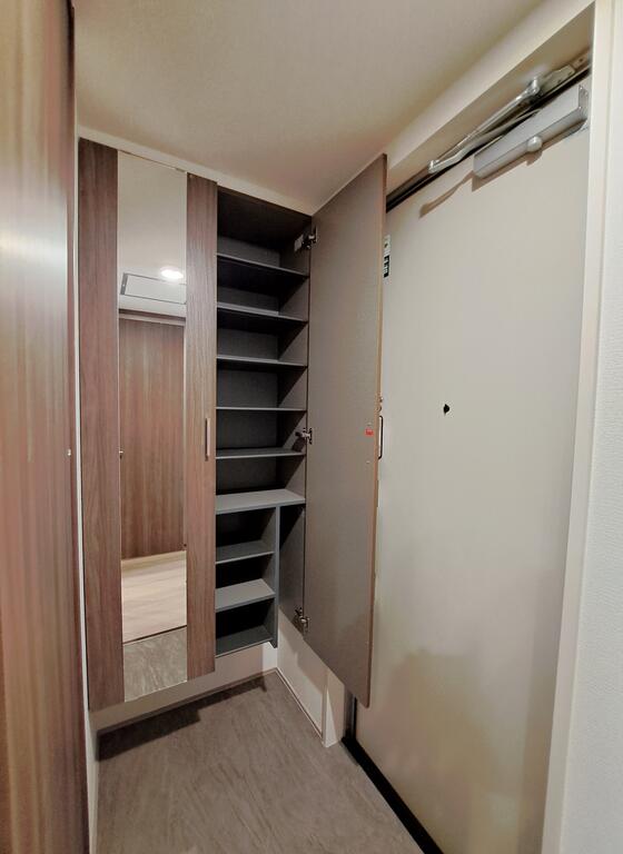 玄関　★玄関には姿見付きのシューズボックス。