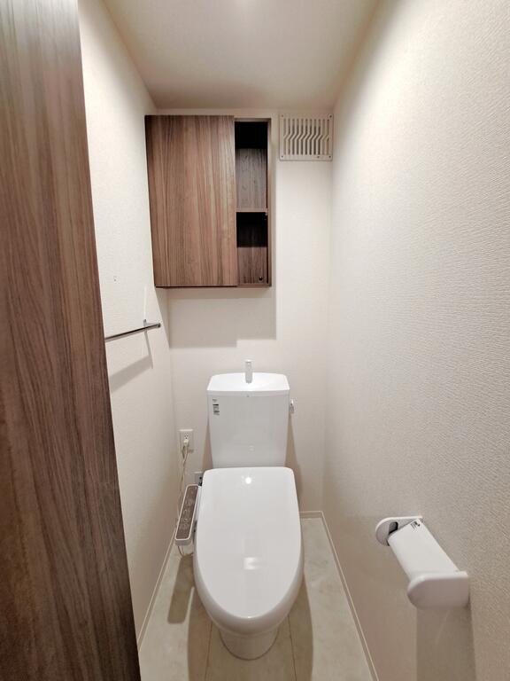 トイレ　★温水洗浄便座付きのトイレ（上部に棚あり）