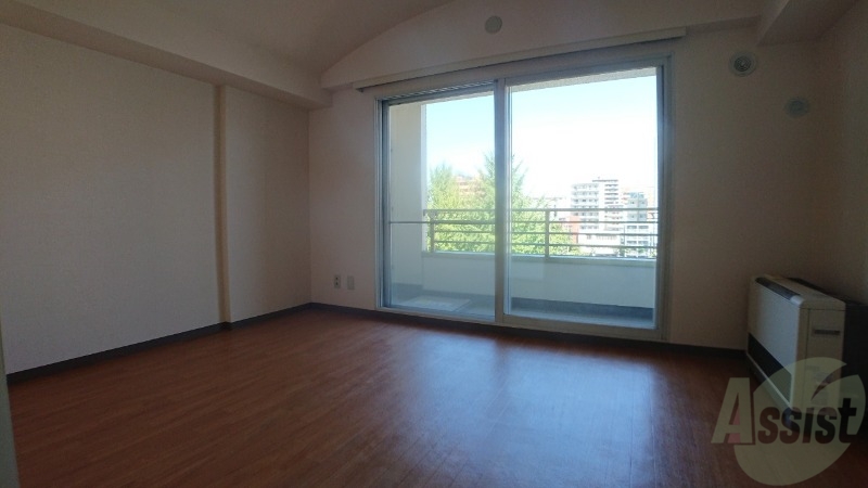 その他部屋・スペース　こちらが寝室です。窓が大きくて明るいですね。