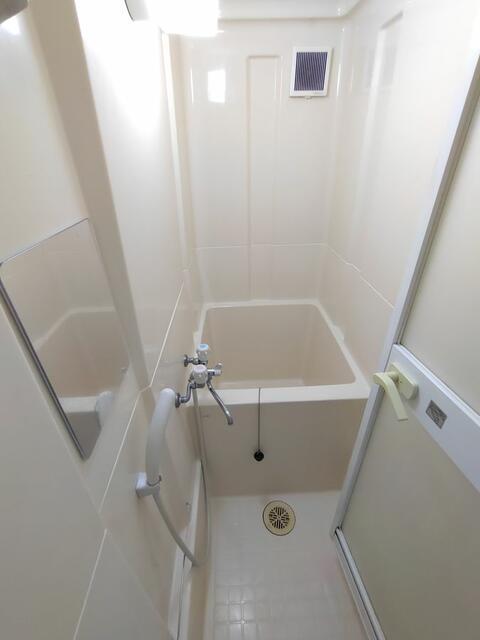 バス・シャワールーム　コンパクトで使いやすいお風呂です