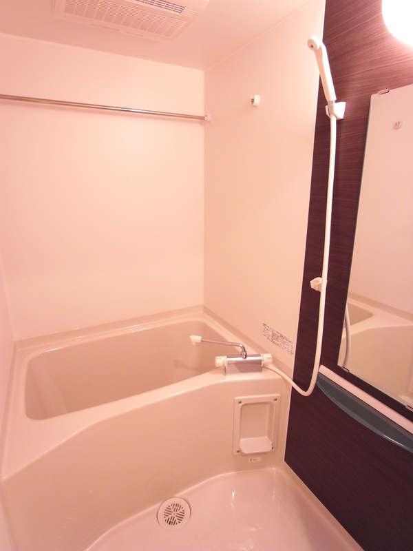 バス・シャワールーム　コンパクトで使いやすいお風呂です