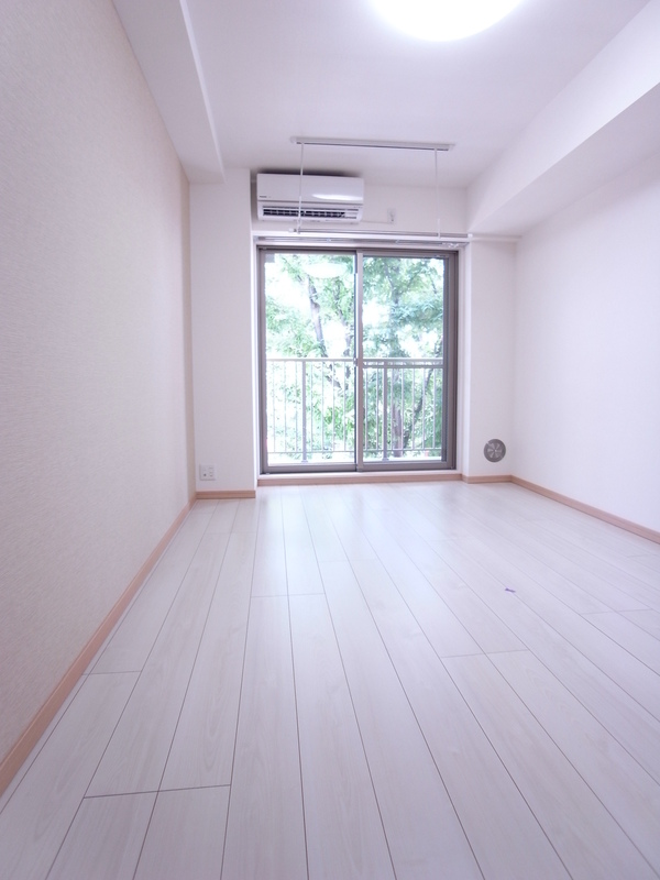 居室・リビング　こちらのリビングで趣味の時間をお楽しみください