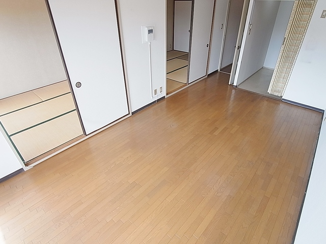 その他設備　南向きの明るいリビングです