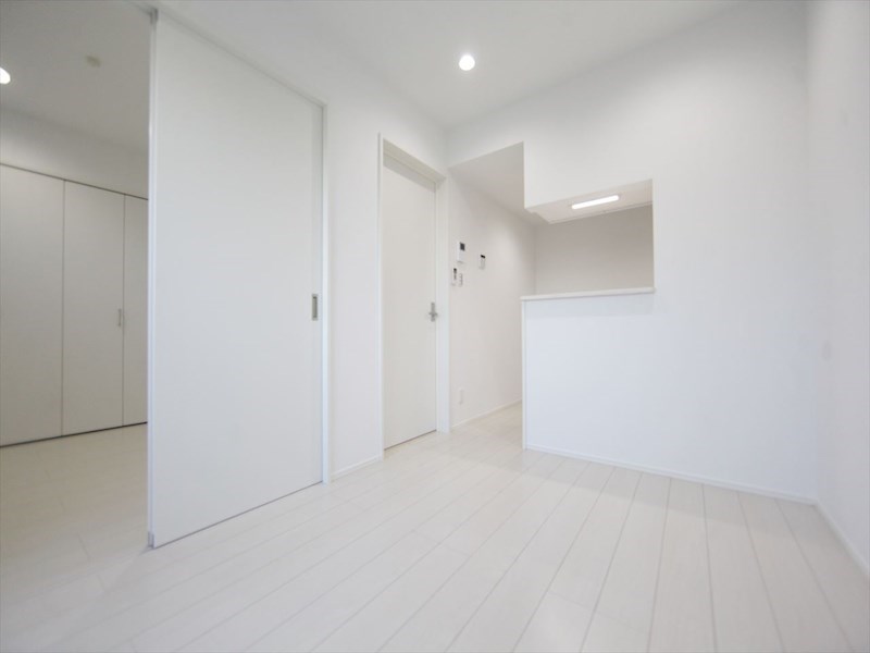 居室・リビング　ＬＤＫ8.2帖　カウンターキッチン　エアコン完備　バルコニー