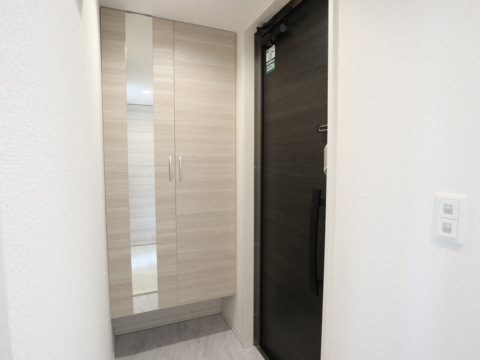 玄関　お出かけ前の身だしなみチェックができる姿見鏡付き