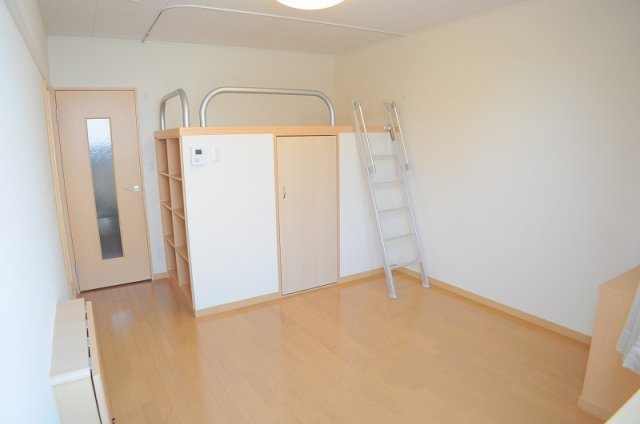 居室・リビング　収納スペースや棚が多くて便利です♪