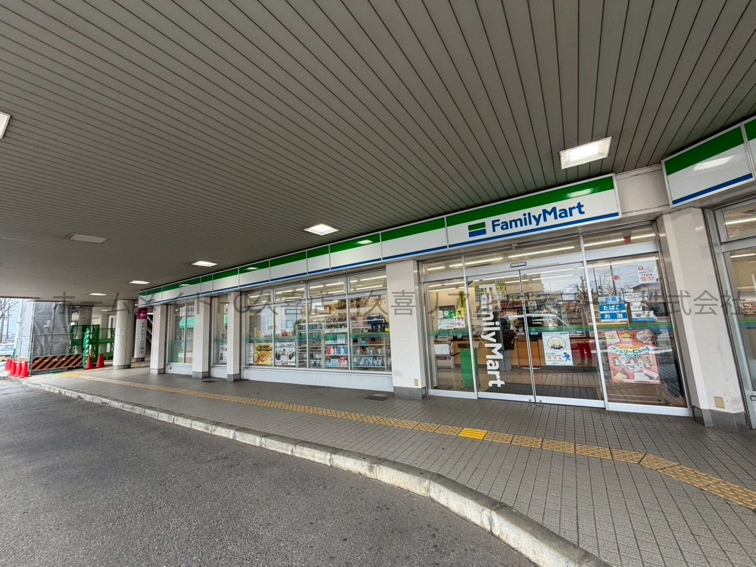 コンビニ　ファミリーマート南桜井駅前店（コンビニ）まで233m