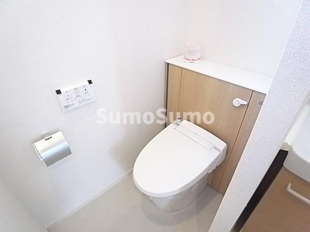 トイレ　落ち着いた色調のトイレです