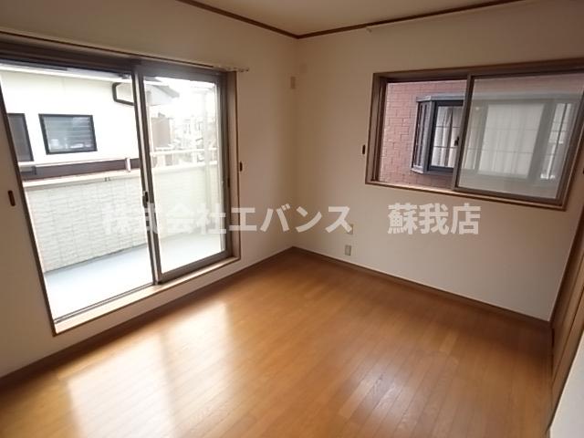 その他部屋・スペース　落ち着いた色調の寝室です