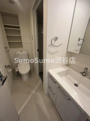 洗面設備　ゆったりとした居間です