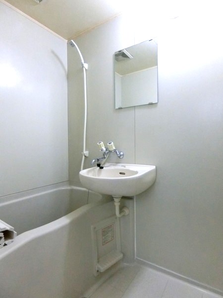 バス・シャワールーム　バスルームは洗面台付きの2点ユニットです♪お風呂に浸かって一