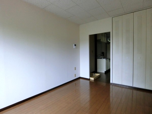 その他部屋・スペース　南向き洋室6帖☆収納スペースがあります♪荷物をたっぷり収納で