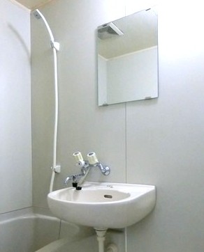 洗面設備　バスルームにある洗面台です！鏡の前で身支度ばっちりできちゃい