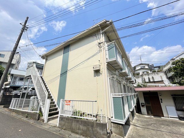 建物外観　スーパーやホームセンターが近くて便利な立地の2階建てアパート