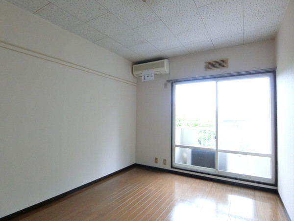 居室・リビング　南向き洋室6帖☆バルコニーに繋がるお部屋は陽当たり良好♪エア