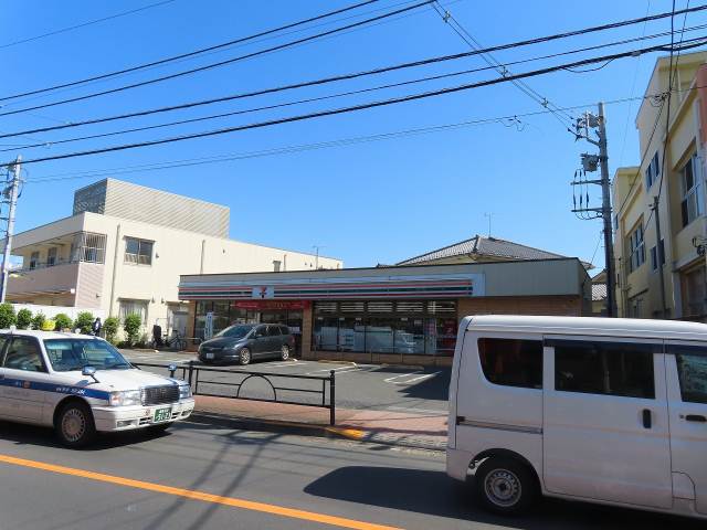 コンビニ　セブンイレブン（コンビニ）まで831m