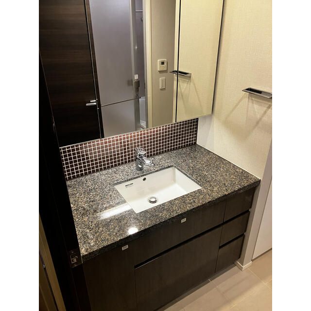 洗面設備　ゆったりとスペースのある洗面所