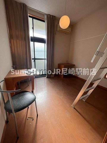 その他部屋・スペース　開放的な寝室です