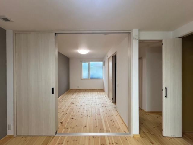 その他部屋・スペース　１階洋室はつなげて大きなスペースにもできます。