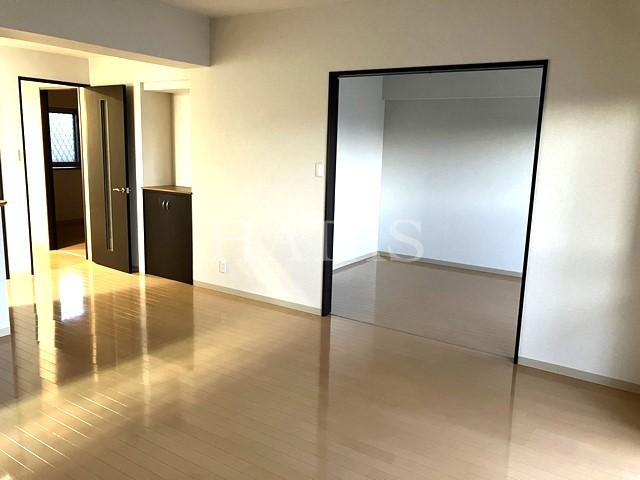 居室・リビング　同物件別部屋です。