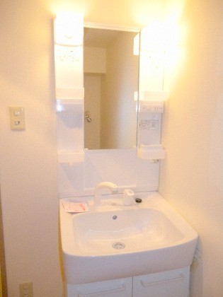 洗面設備　シャワードレッサー付きです。