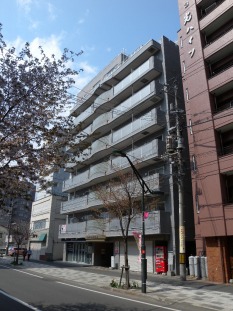 建物外観　本郷通り商店街沿いにある物件です。