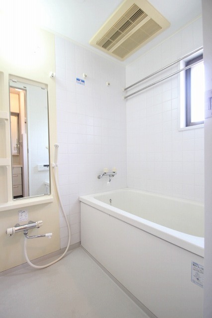 バス・シャワールーム　同物件別室のお写真です